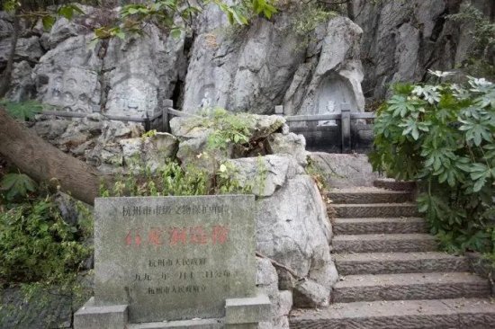 杭州有一个迷你<em>龙门</em>石窟，比飞来峰造像更小众，藏着一个<em>皇帝</em>梦