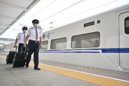 "五一”假期首日 中国<em>铁路</em>郑州局预计发送旅客73.1万人