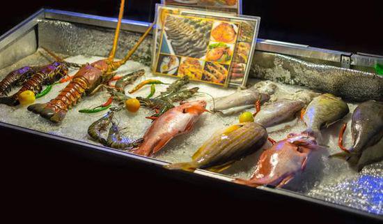 佛山市一菜市场一个10.5㎡海鲜水产档口被拍卖，拍出53万天价