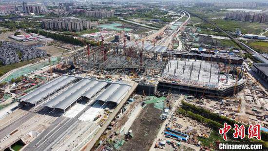 沪苏湖铁路上海松江站服务中心进入金属屋面施工阶段