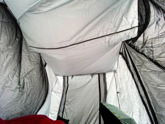 青海旅行，结伴了两个女生在青海湖边露营，半夜遭遇狂风暴雨