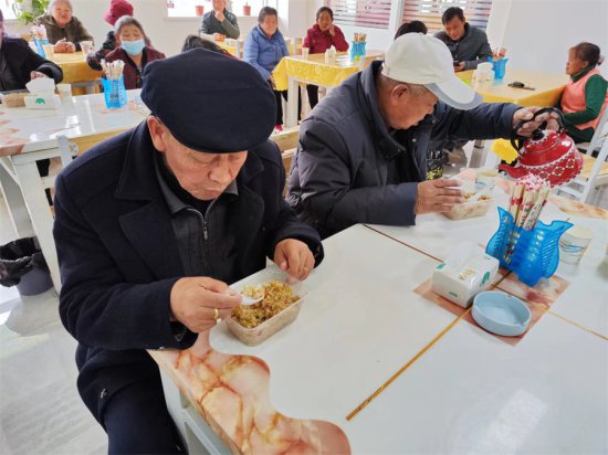 新疆和硕县清水河社区居民平价厨房让居民暖胃更暖心