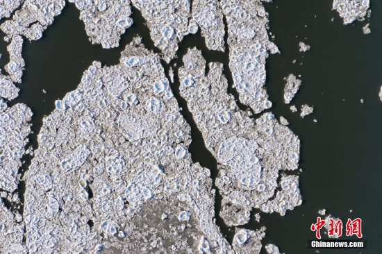 中俄界江黑龙江呼玛段“立冬”开始“跑冰排”