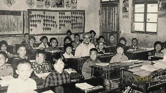80岁<em>的沈从文</em>回到湘西，坐回了小学的课堂里……