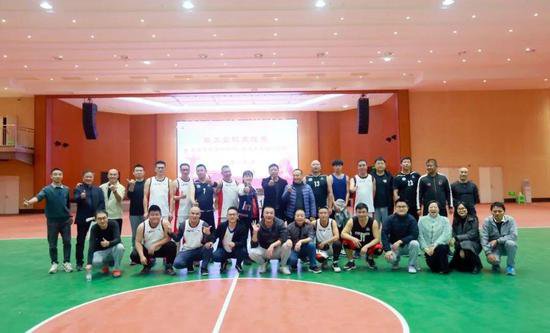 重庆市两江中学与重庆市华蓥中学举行教工校际篮球赛