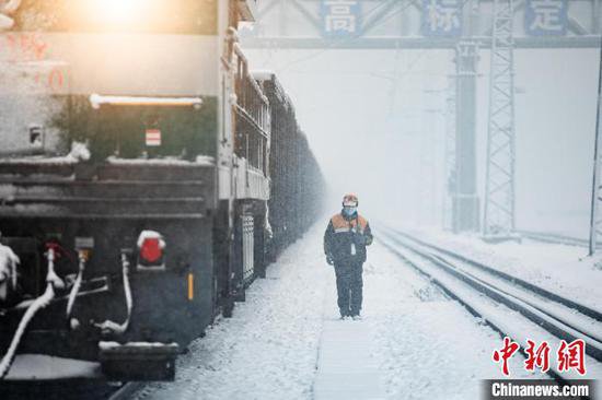 <em>西安铁路</em>局积极应对雨雪冰冻天气 全力确保旅客出行安全