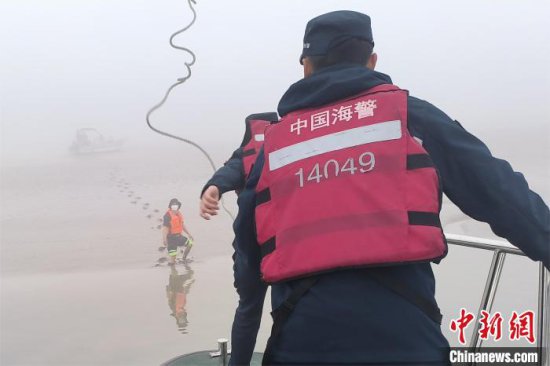 钓渔船遇大雾搁浅 福州海警局成功救助3名船员