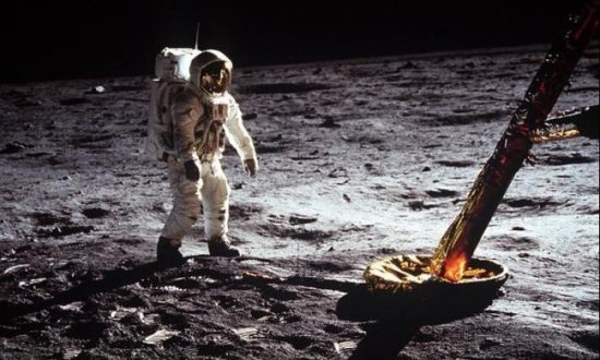 中国成功在月球上插上国旗，美国人却有意外发现，再也没法炫耀...