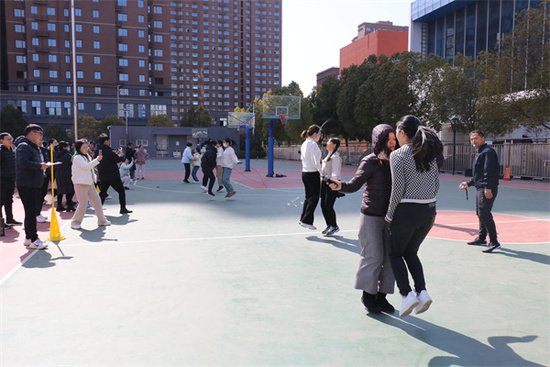 郑州市第四十八中学举行庆“三八”妇女节<em>趣味</em>运动会