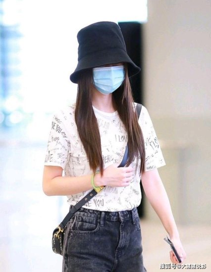 杨颖：现身机场穿搭一切从简，<em>带文字的</em>白T恤加上超短牛仔裤！