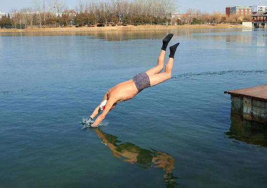 <em>睢县</em>恒山<em>湖</em>附近水面 几名冬泳运动爱好者打破冰面 进行冬泳健身