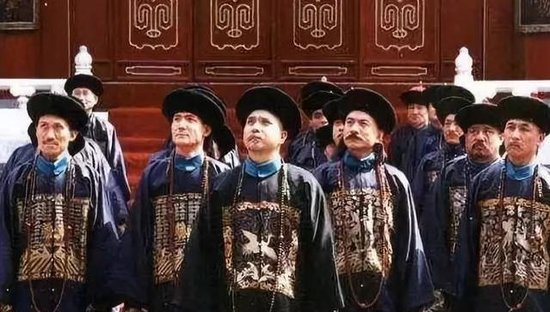 清朝皇帝每天<em>早上几点</em>上朝，大臣们又是怎样的作息时间？