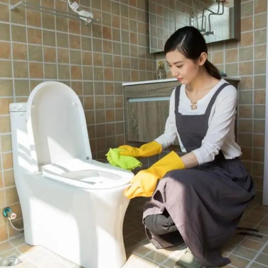 女生入职第一天被公司要求<em>刷厕所</em>，公司称是企业文化，违法吗？