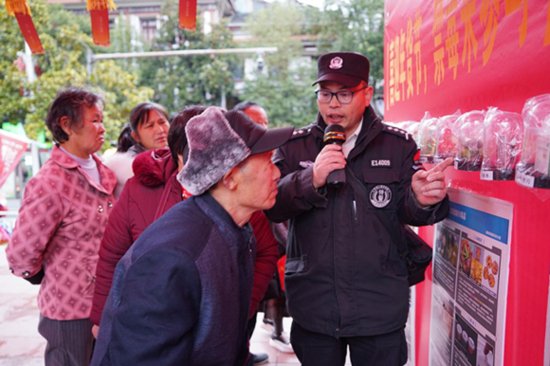 湖南绥宁:年货节里的禁毒普法“摊位”开摊啦！