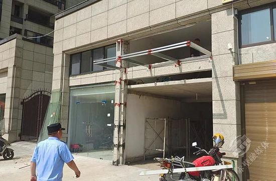 赤马港综合执法中心：规范店招设置 提升城市颜值