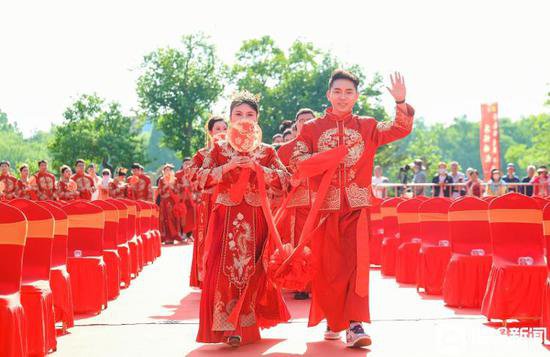 34对新人在超然楼下浪漫牵手！济南市举办2024年度首届集体婚礼