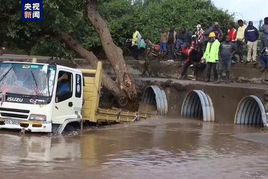 肯尼亚洪灾已造成至少210人<em>死亡</em>