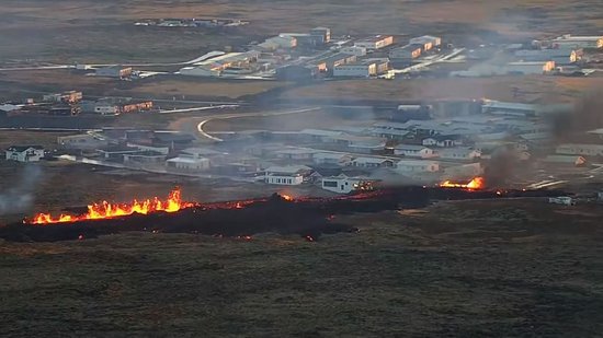 冰岛火山一个月内两次爆发：有居民坠入30米深大裂缝！熔岩流进...