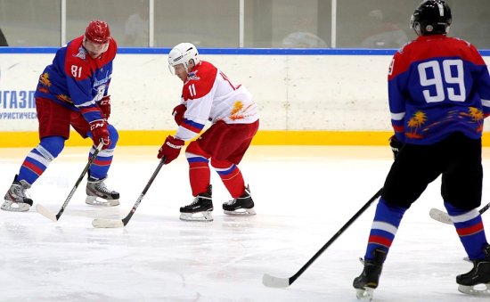 普京和白俄罗斯总统<em>组队</em>打冰球 13:4赢下比赛-国际在线