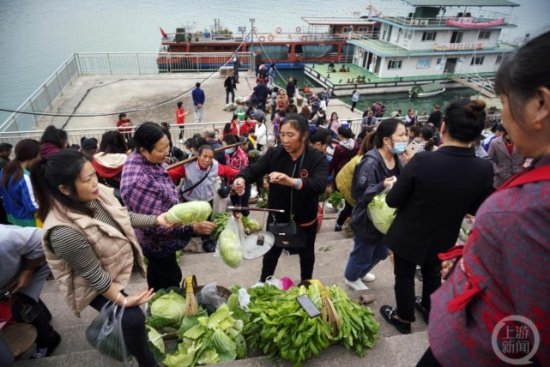 忠县长江段“最后的水上公交”：登船皆供饭，直播述人生