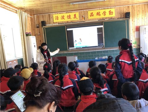 成都市龙舟路小学：科技体育进涉藏州县 精准帮扶共发展