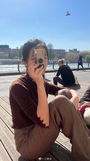 李嫣与妈妈王菲同游巴黎，坐在塞纳河畔互相拍照超悠闲