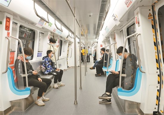 深圳地铁20号线首班列车开通 首条“无人驾驶”地铁迎客