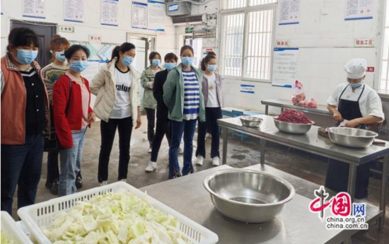 宜宾江安铁清镇中心幼儿园召开膳食委员会，家园共育促发展