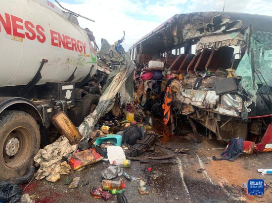 加纳一<em>大客车</em>与油罐车相撞 至少16人死亡多人重伤