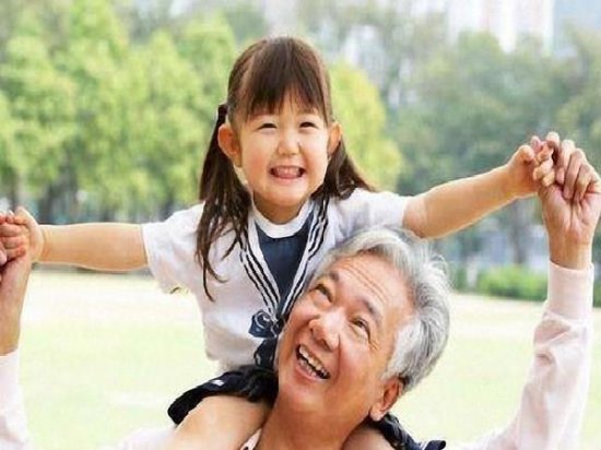 刘诗诗夫妻带儿子游玩，吴奇隆已显老，网友：这是当爷爷的年龄