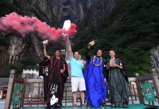 中国潮人丨最疯狂的极限运动，他翱翔于悬崖峭壁间