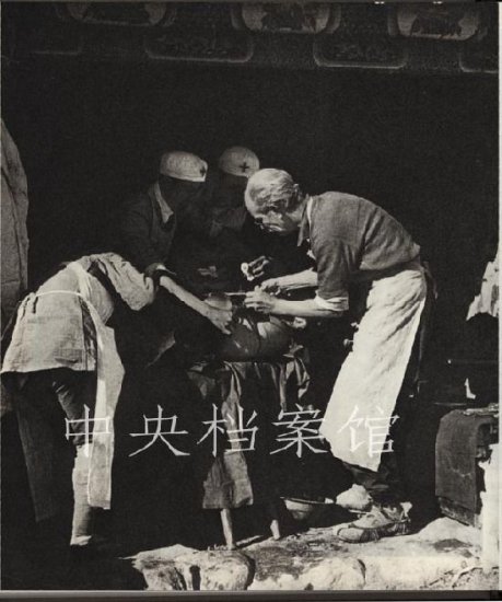 1939年10月24日：<em>白求恩大夫</em>在河北省滦源县孙家庄村外的小庙...