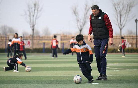 足球让“铁杆朋友”交流更加紧密——一位塞尔维亚教练的“中国...