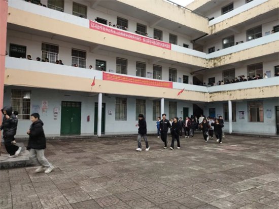 兴国县鼎龙中学开展消防安全应急疏散演练活动