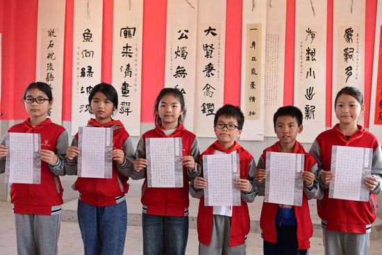江西宜春：校园书法文化节 300多名学生参加<em>汉字</em>书写大赛