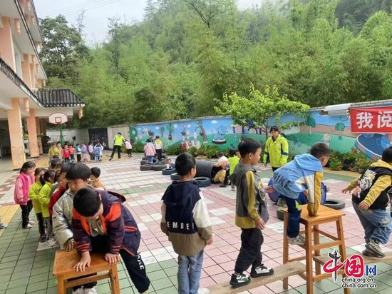乐山市沐川县健全幼儿园开展反恐防暴进校园演习活动