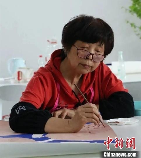 <em>浙江海宁</em>71岁农民画家：从留住乡愁到绘就“美丽乡村”