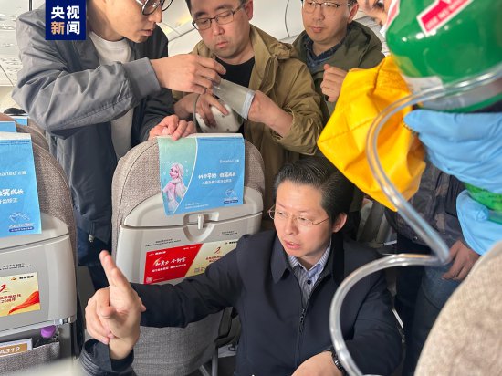 万米高空乘客突发疾病 上海援青医疗团队上演“生死营救”