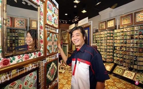 新加坡华人售卖土生华人瓷砖 儿时收藏变大生意