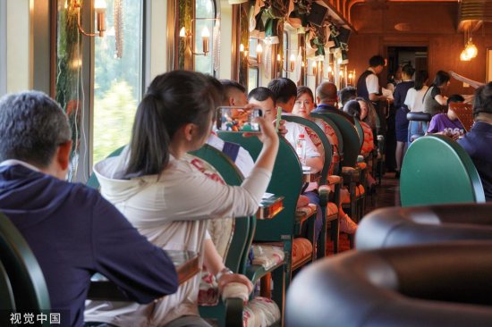 黑龙江省首列高端旅游列车“林都号”在哈尔滨首发