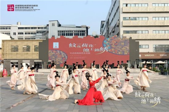 《纹化荷花·池上<em>锦绣</em>》中式传统纹样艺术展开幕