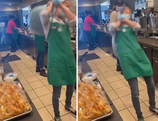 美国一名店员试图将一袋咖啡渣甩到肩上 结果仰面摔倒