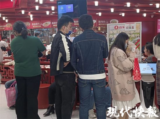 立冬南京饺子店排长队，网友：吃饺子逐渐成为一<em>种</em>仪式