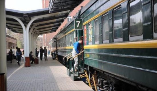 中国首列全卧铺火车: 宾馆化管理服务, 全程9小时不停一站到终点