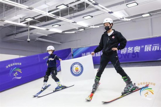 上海杭州苏州年轻人开始流行在<em>商场</em>里学滑雪，滑雪机竟然成了新...