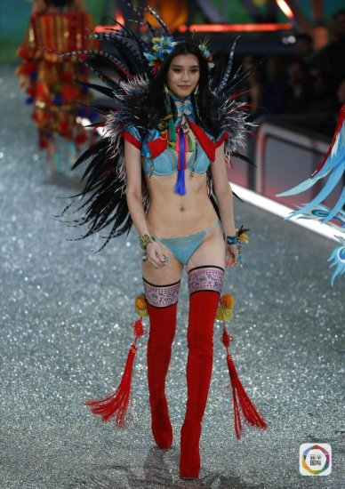 奚梦瑶/中国模特奚梦瑶在2016“维多利亚的秘密”时装秀上展示服饰。