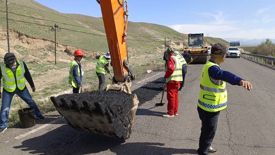 乌鲁木齐市米东区全面开展农村公路修补和养护