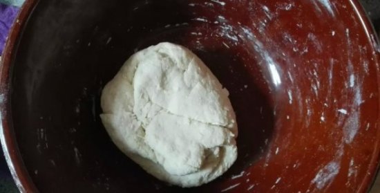 图解 蒸饺/2.饺子粉，用70度热水烫开，先用筷子和成絮状，等温度降下来，...