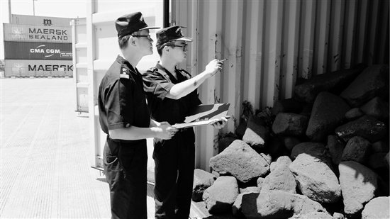 温州/温州海关在码头集装箱内发现大量像陨石样的工业废料。陈志恒摄