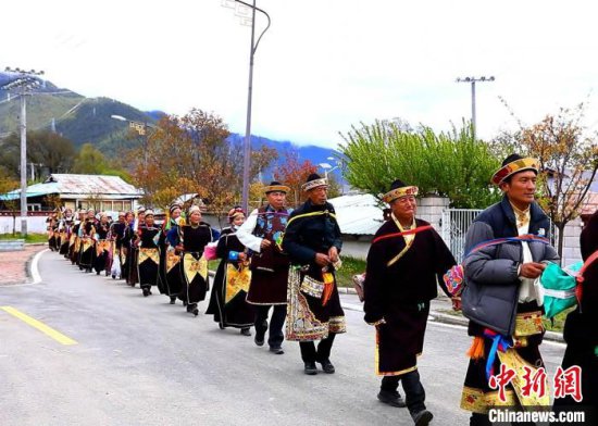西藏米林村欢度“望果节”庆丰收